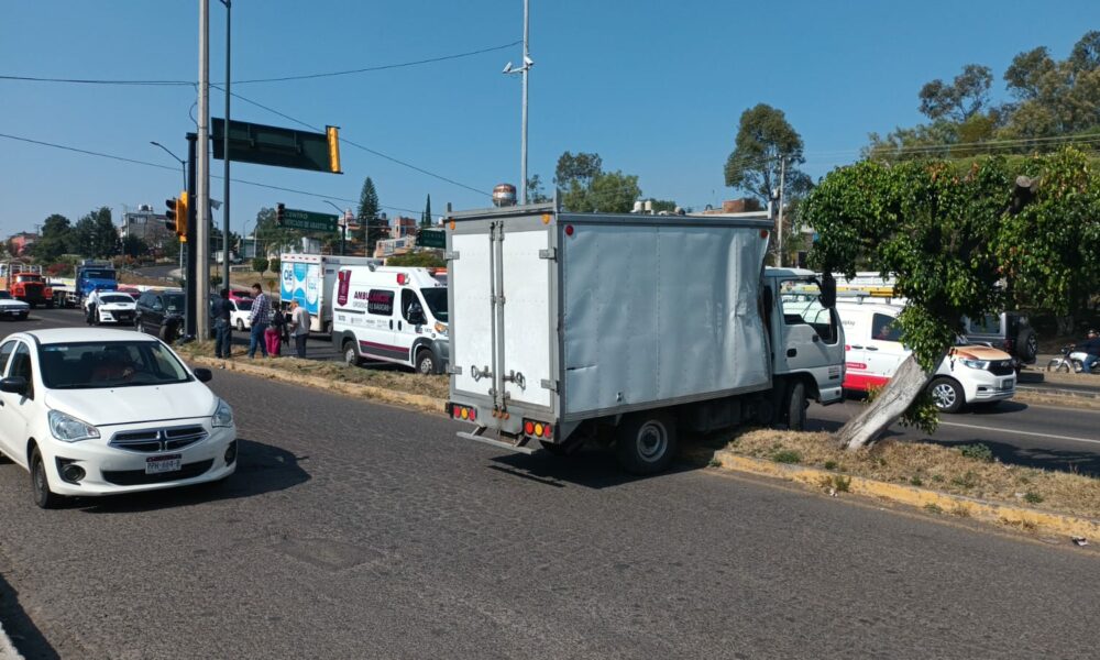 Se registra choque entre dos camionetas en las salida a Charo