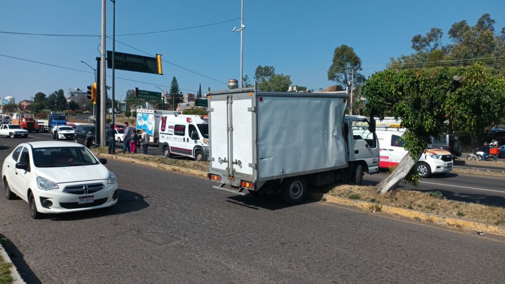 Se registra choque entre dos camionetas en las salida a Charo