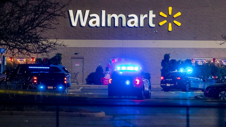 Tiroteo en tienda Walmart deja al menos 6 muertos