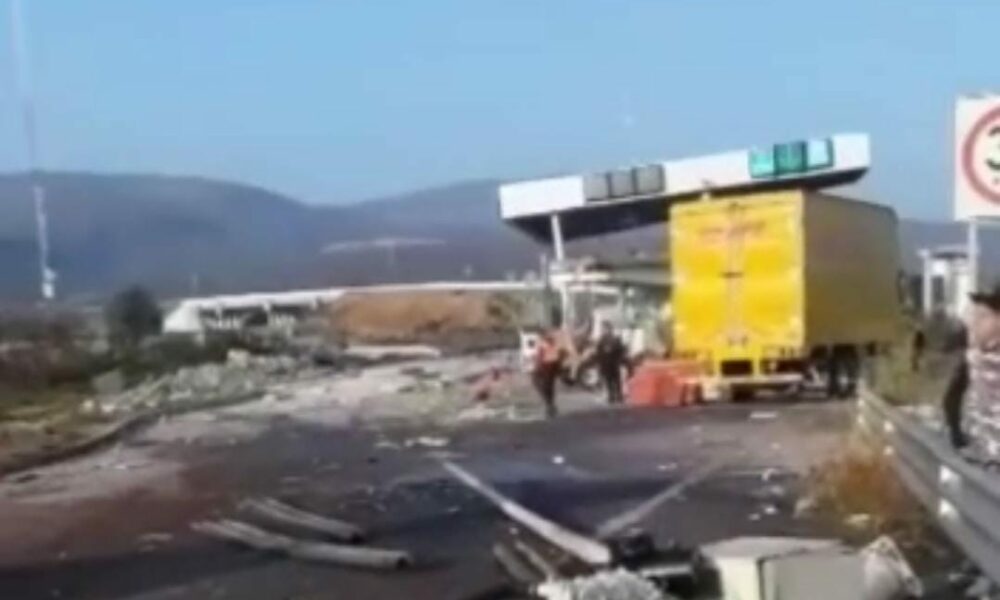 Tráiler embiste una caseta de peaje y termina volcado