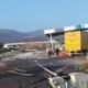 Tráiler embiste una caseta de peaje y termina volcado