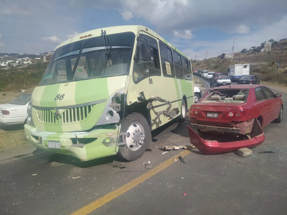 Vehículo choca contra camión de transporte público