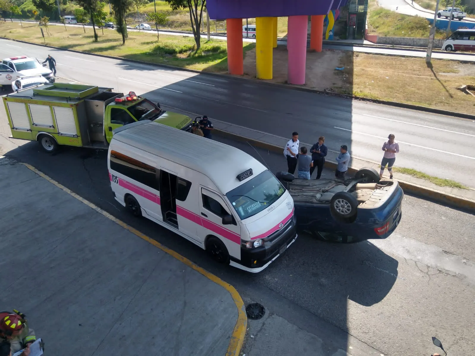 Vuelca vehículo en el periférico norte de Morelia, no hay víctimas reportada