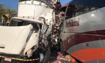 Autobús y tráiler se impactan; hay un muerto