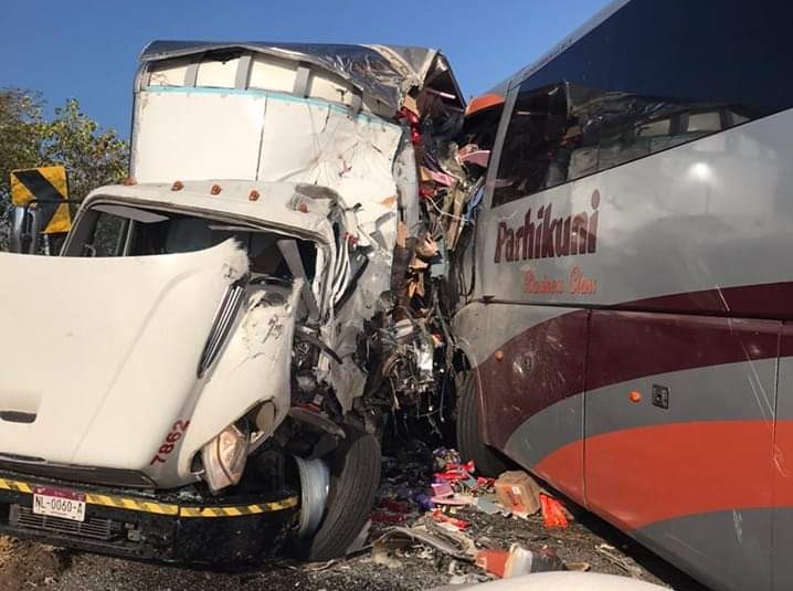 Autobús y tráiler se impactan; hay un muerto