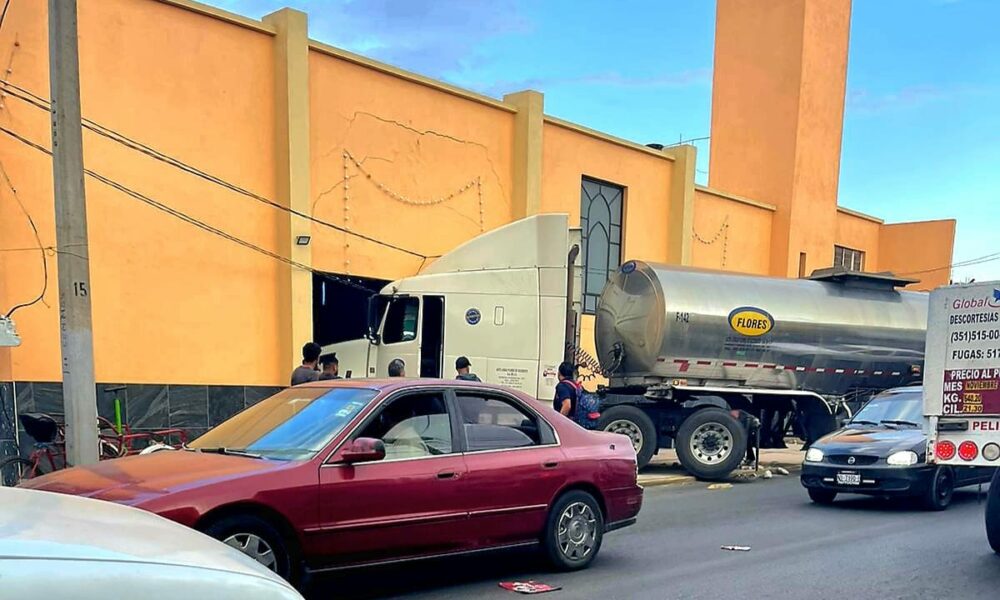 Tráiler choca contra la fachada de templo en Zamora