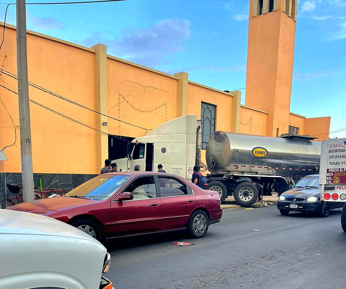 Tráiler choca contra la fachada de templo en Zamora