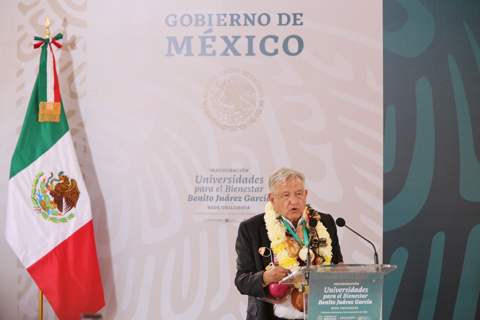 Pide AMLO liberación de 3 normalistas “pero que les jalen las orejas”