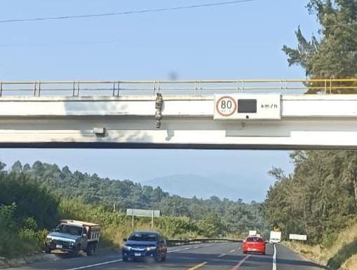 Bulto colgado de un puente moviliza a las autoridades