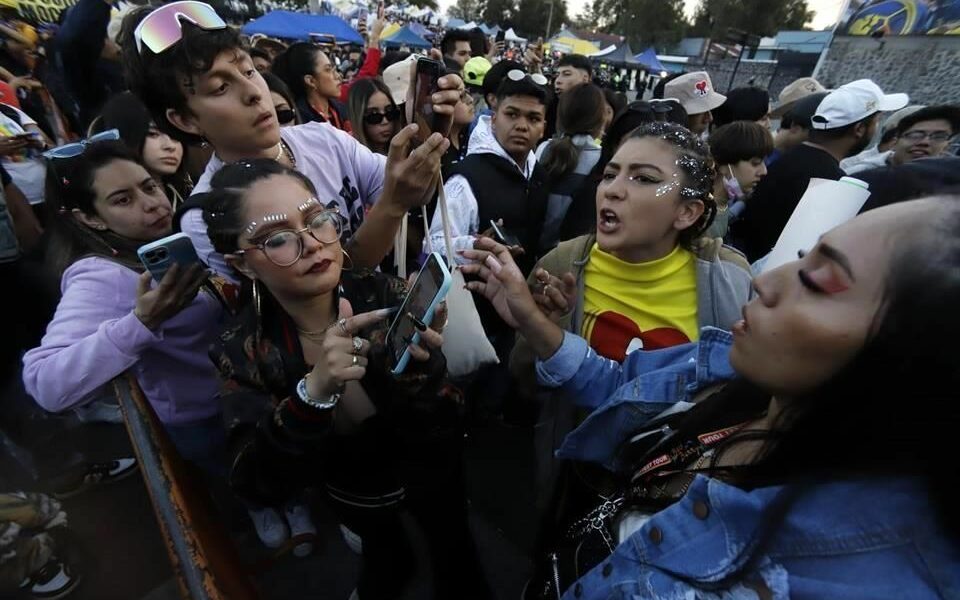 Caos en Estadio Azteca por boletos clonados para Bad Bunny