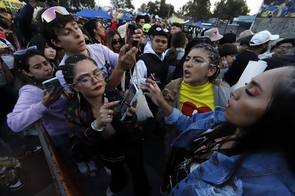 Caos en Estadio Azteca por boletos clonados para Bad Bunny