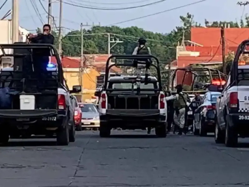 Un conductor fue asesinado a balazos mientras circulaba por la colonia Fovissste, en Uruapan. Sujetos en motocicleta lo interceptaron y dispararon; la víctima murió en el lugar