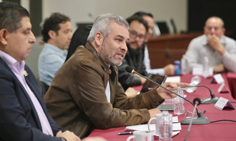Bedolla presenta proyecto de cablebús a transportistas de Uruapan