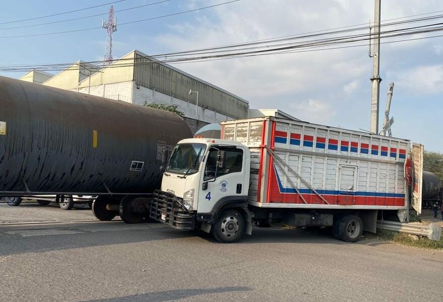 Camión de carga es embestido por el tren en Ciudad Industrial
