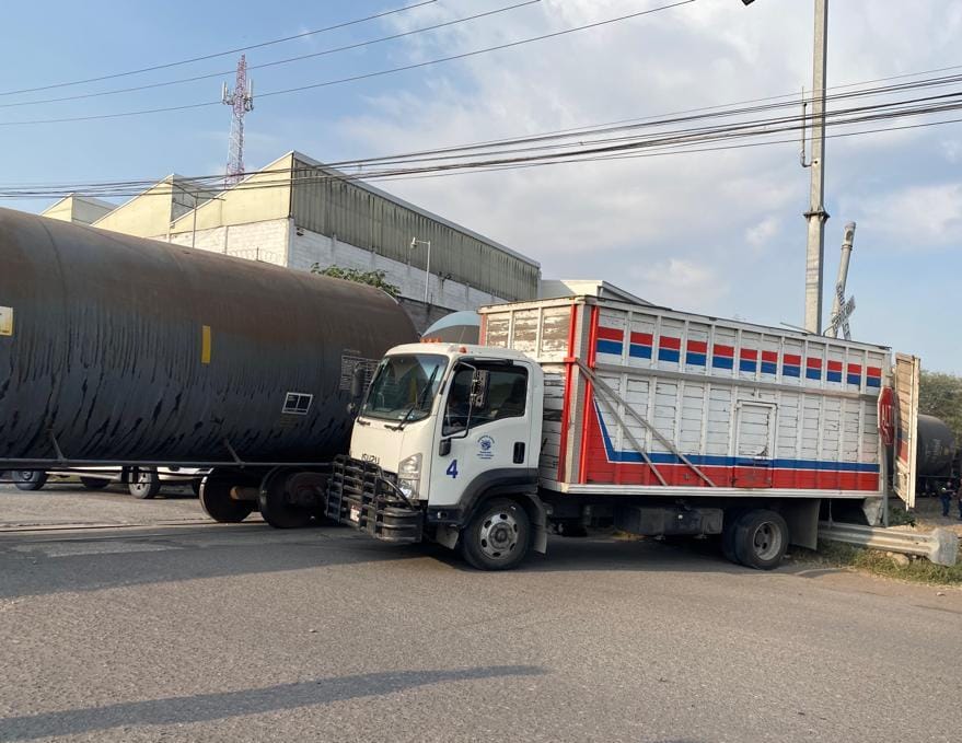 Camión de carga es embestido por el tren en Ciudad Industrial