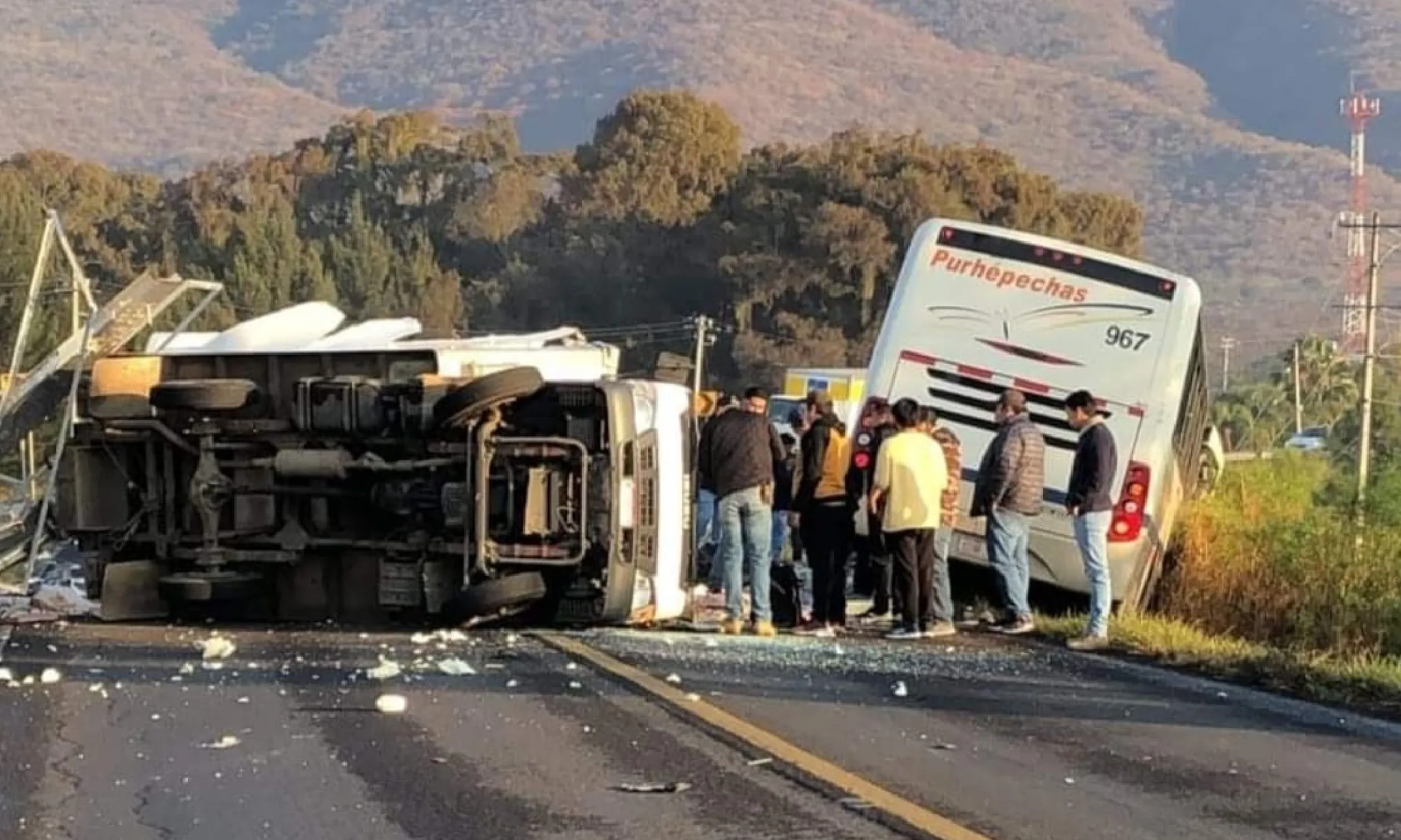 Chocan autobús y camión de carga en carretera Zamora–Carapan0