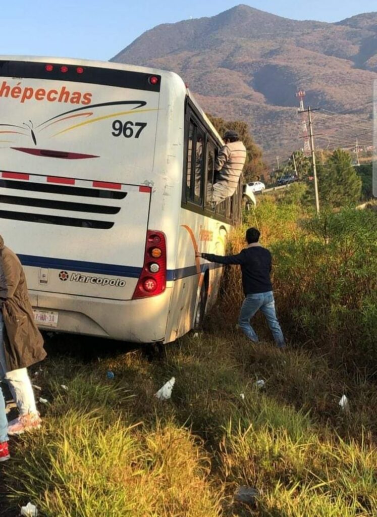 Chocan autobús y camión de carga en carretera Zamora–Carapan0