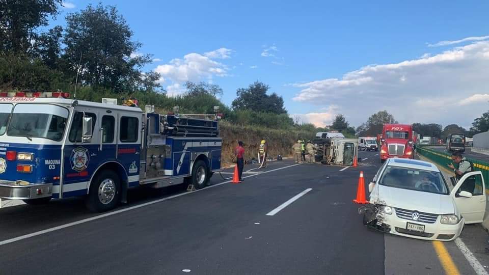 Chocan dos vehículos en la autopista Siglo XXI