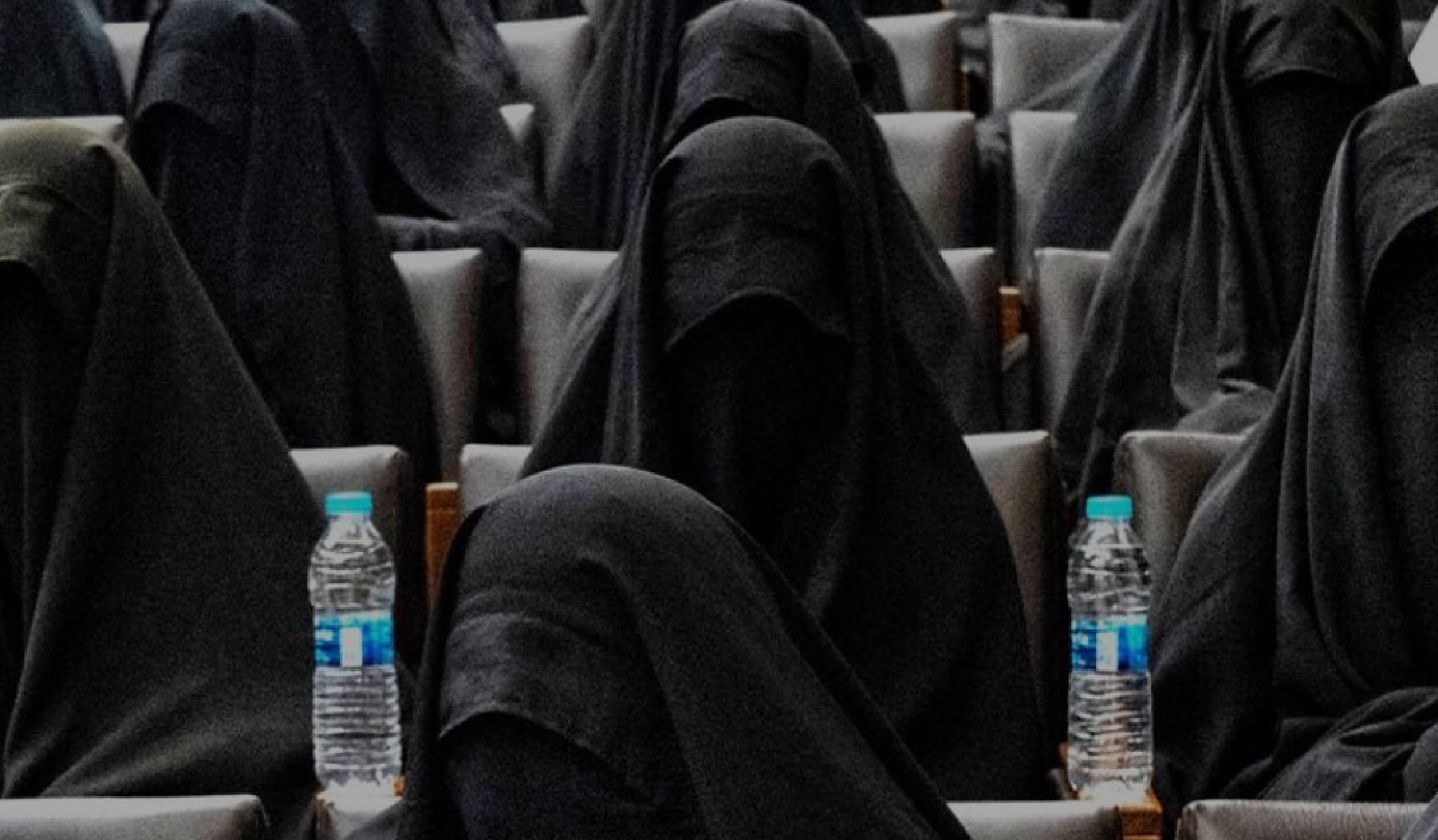 Eliminan talibanes acceso de mujeres a la universidad