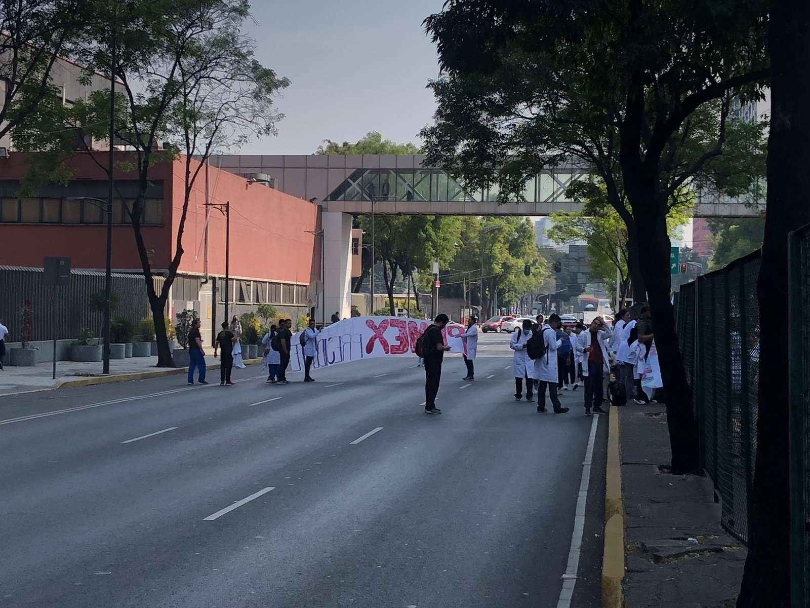 Exigen médicos pago de aguinaldo en torre de Pemex