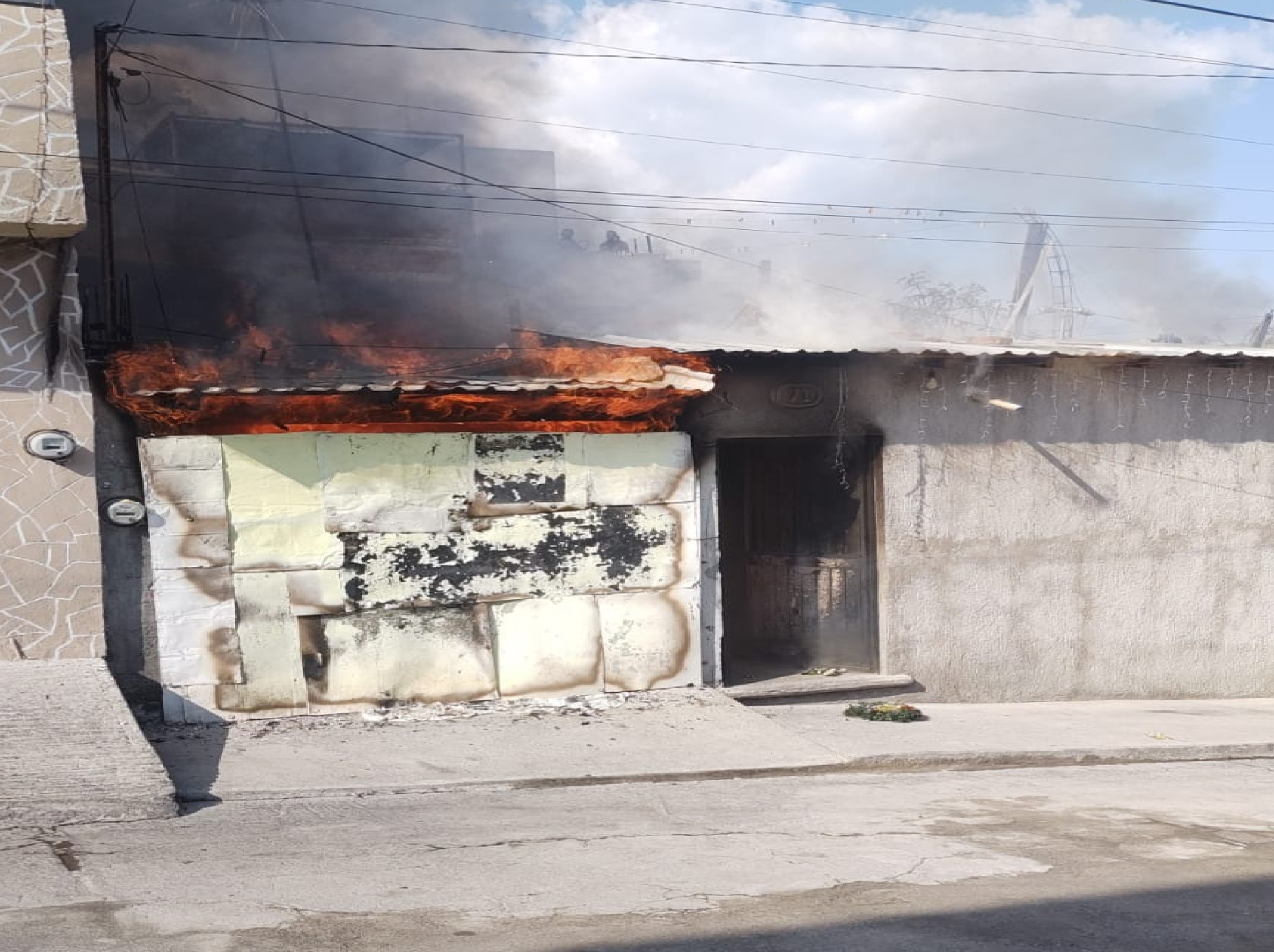 Incendio de una choza deja dos personas lesionadas