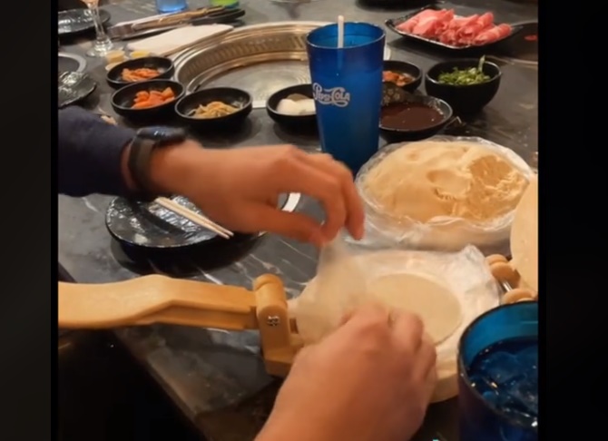 Mexicanos improvisan tortillería