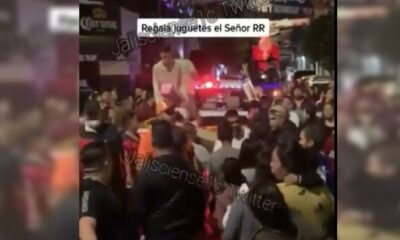 Reparte CJNG juguetes en desfile navideño en Jalisco