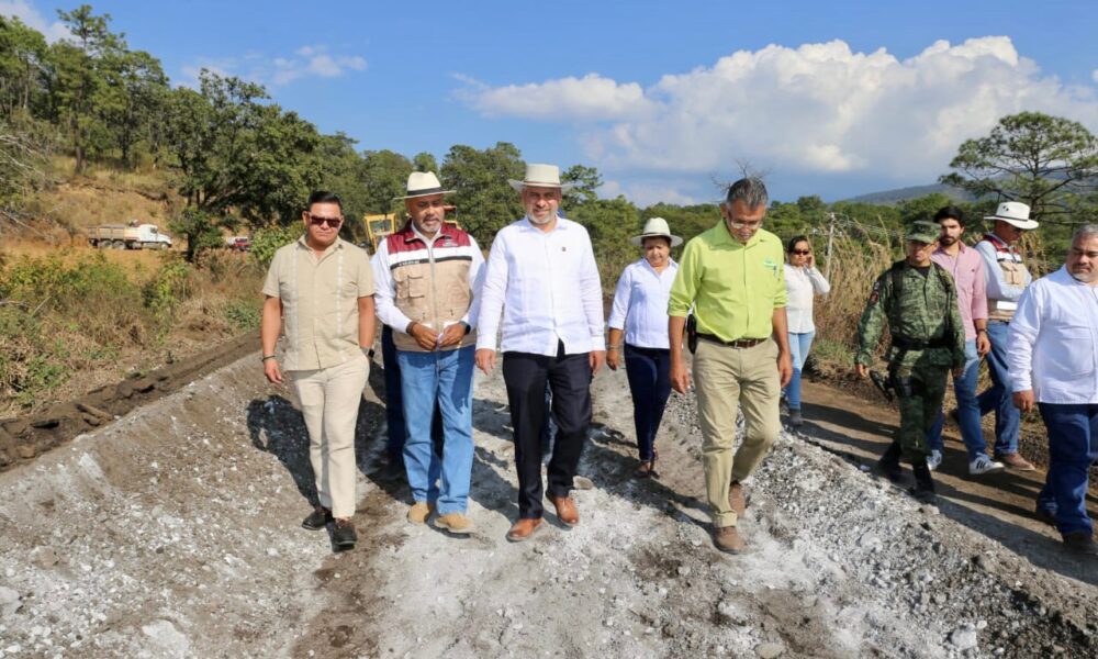 Supervisa Bedolla avances de obras carreteras en Tierra Caliente