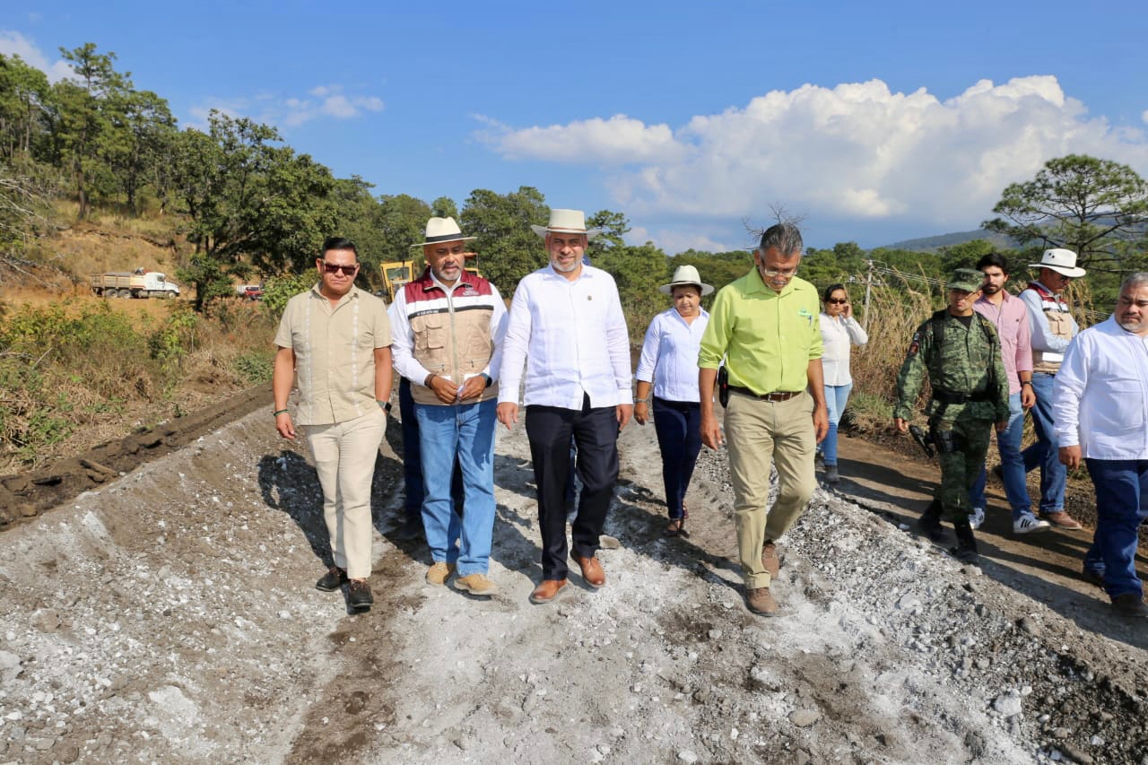 Supervisa Bedolla avances de obras carreteras en Tierra Caliente