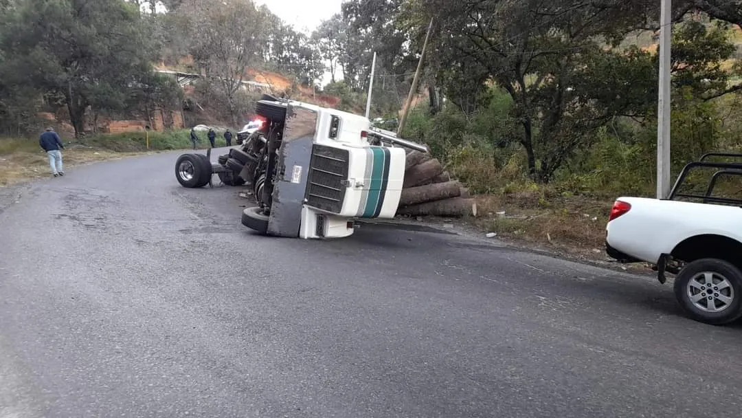 Vuelca camión cargado con madera en carretera a Morelia