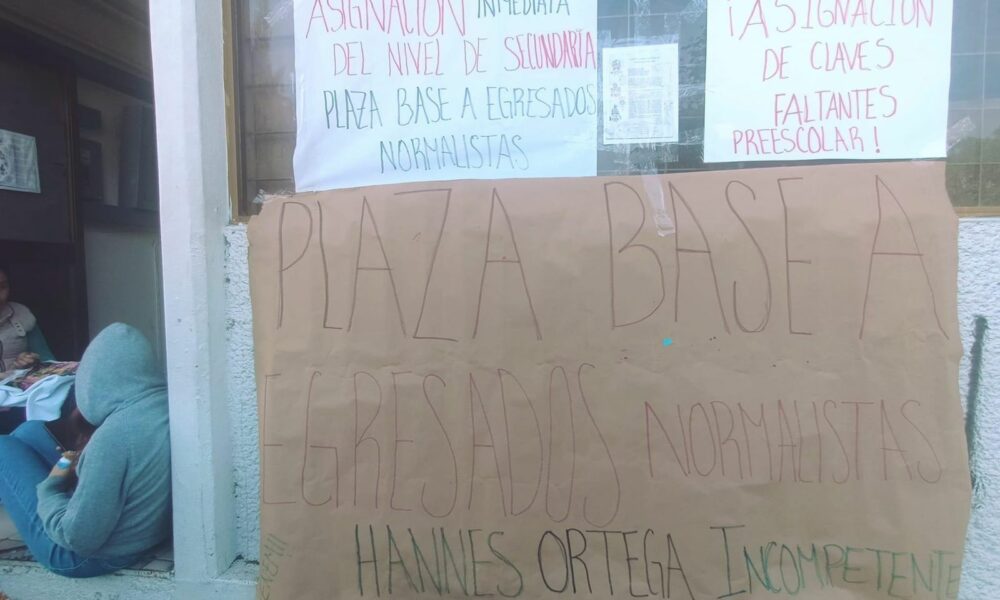 Normalistas reciben a Gabriela Molina con bloqueo en la SEE
