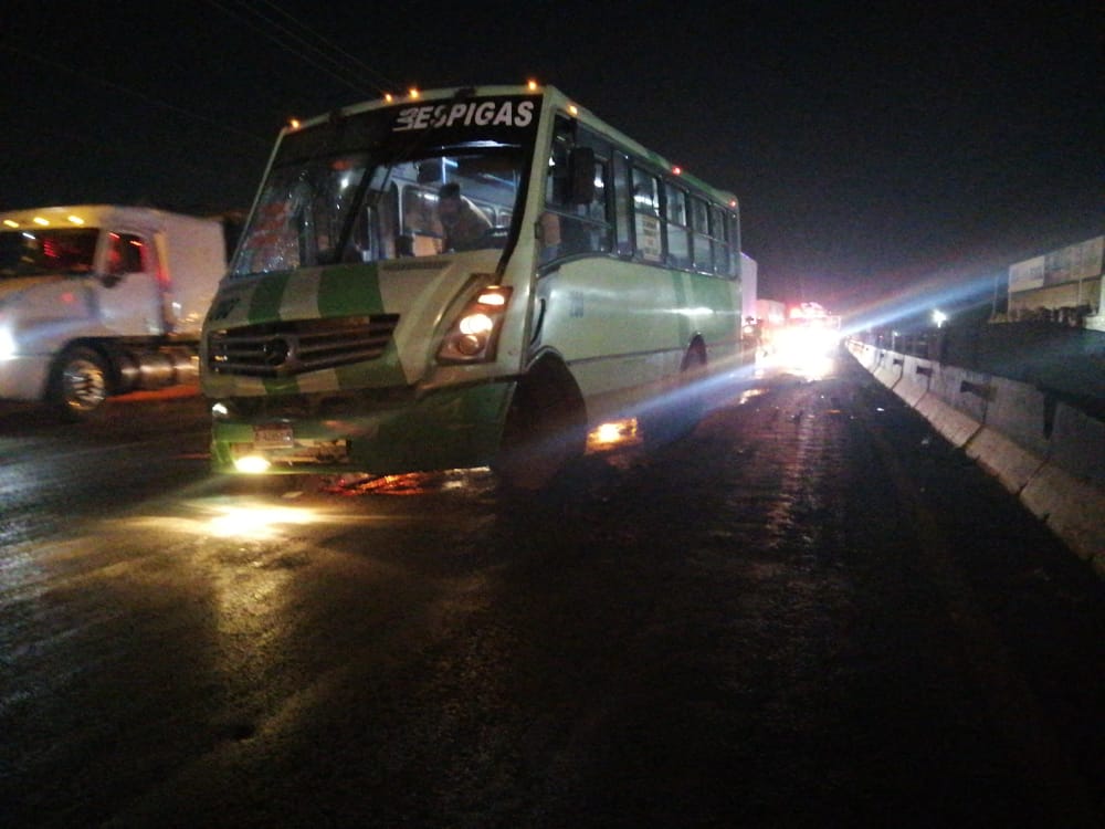 Camión de transporte público choca contra tráiler