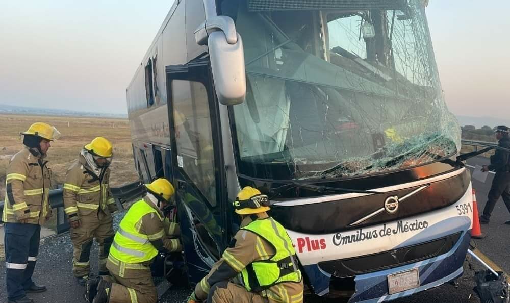 Autobús choca contra camioneta, hay un muerto