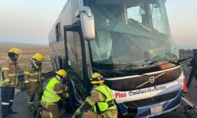 Autobús choca contra camioneta, hay un muerto