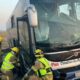 Autobús choca contra camioneta, hay un muerto