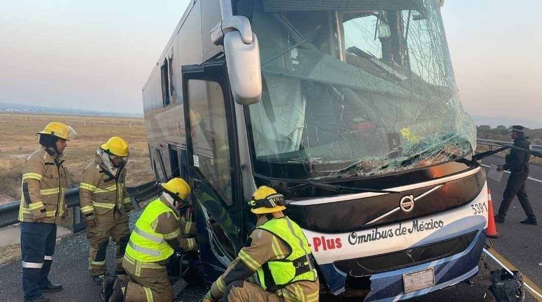 Autobús choca contra camioneta, hay un muerto