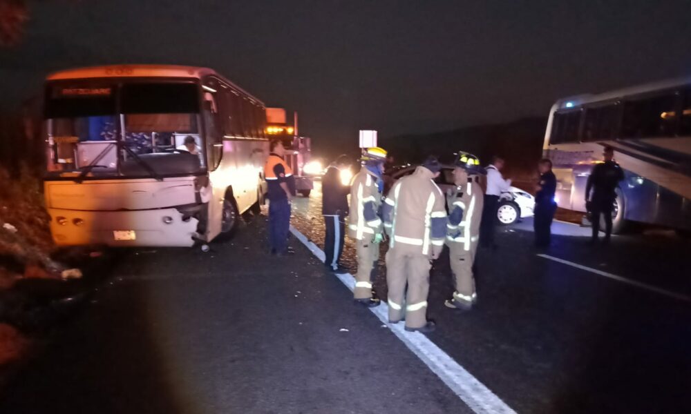 Choca un autobús contra un auto en Tiripetío