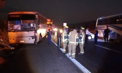 Choca un autobús contra un auto en Tiripetío