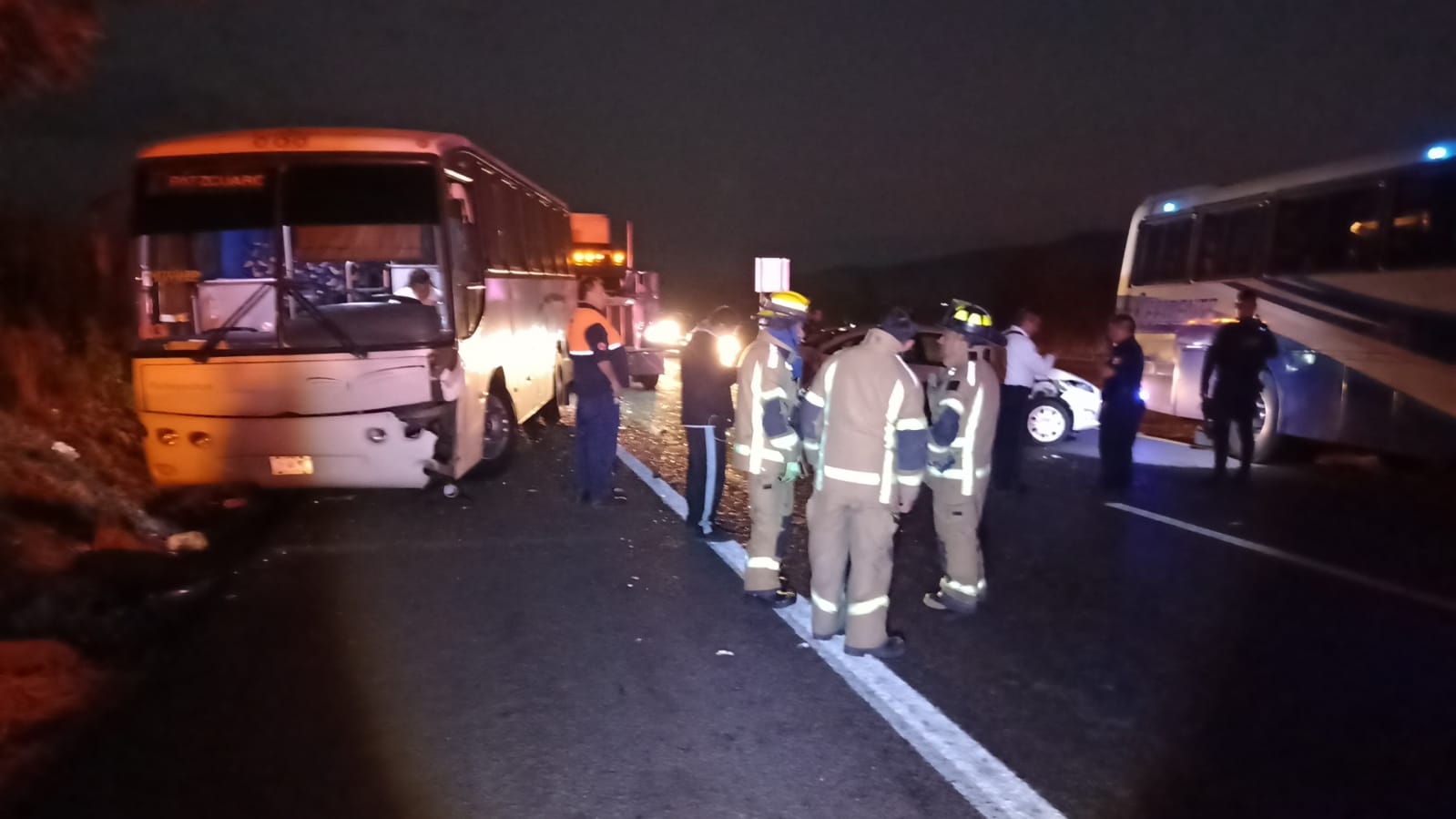 Choca un autobús contra un auto en Tiripetío