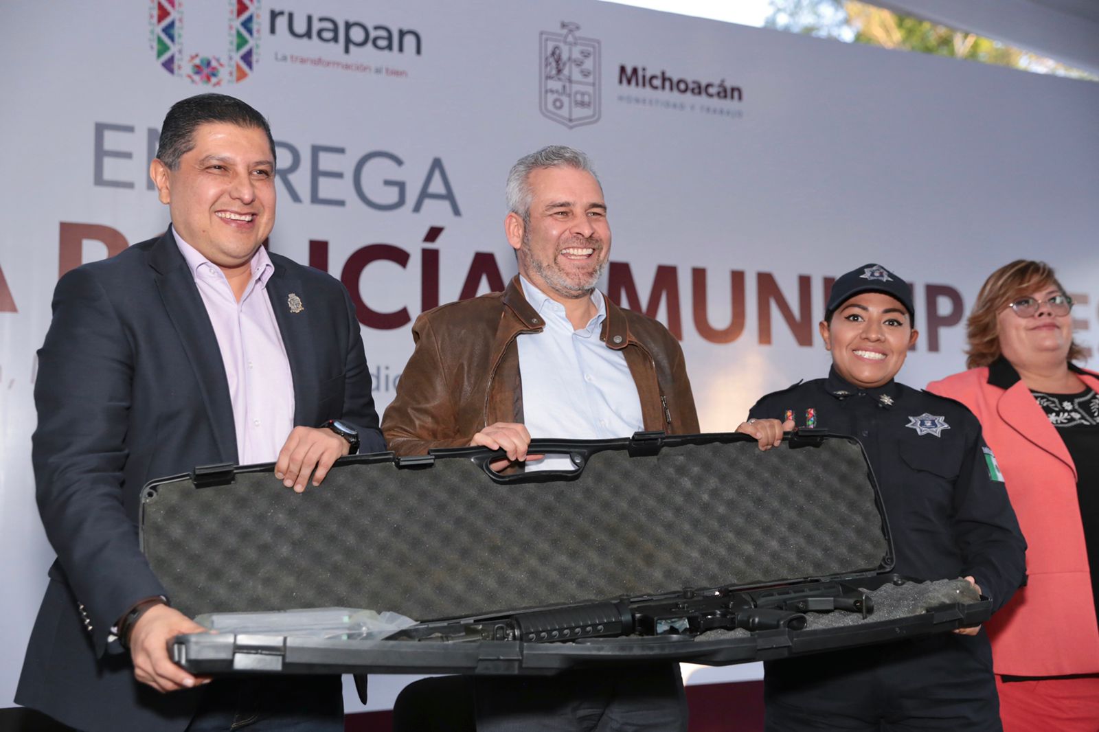 Entrega Bedolla armamento a policías municipales de Uruapan