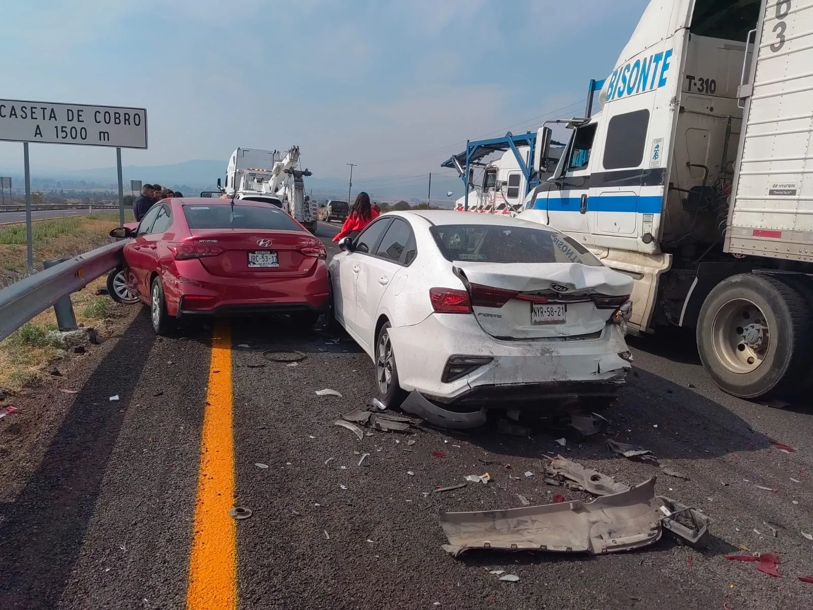 Choque múltiple deja 4 lesionados en la autopista de Occidente