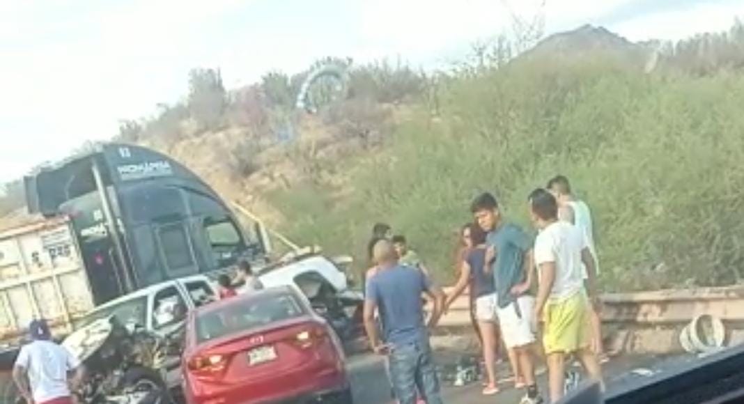 Choque en la autopista Siglo XXI deja un muero y cuatro heridos