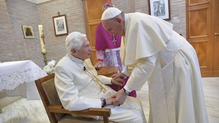 Benedicto XVI está "muy enfermo"; papa Francisco pide orar por él