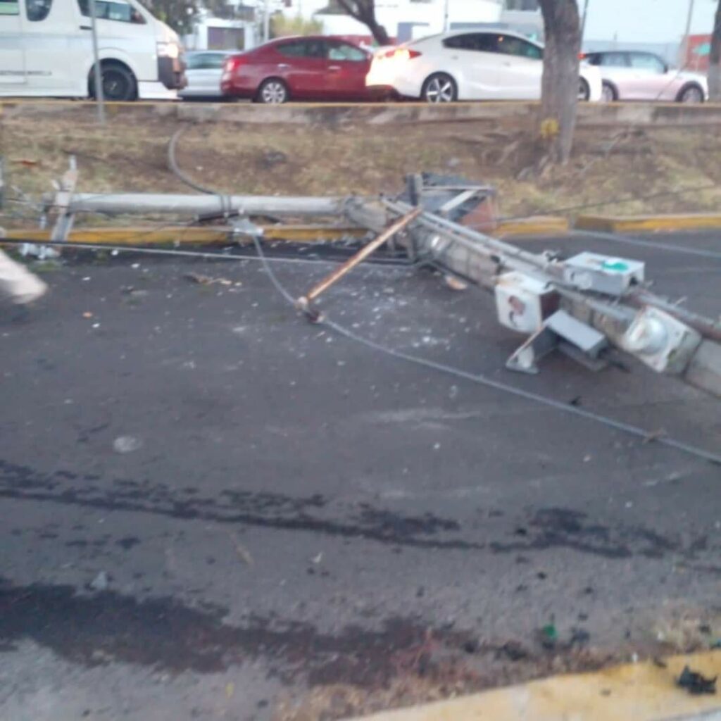 Accidente vial provoca caída de poste de concreto sobre Camelinas