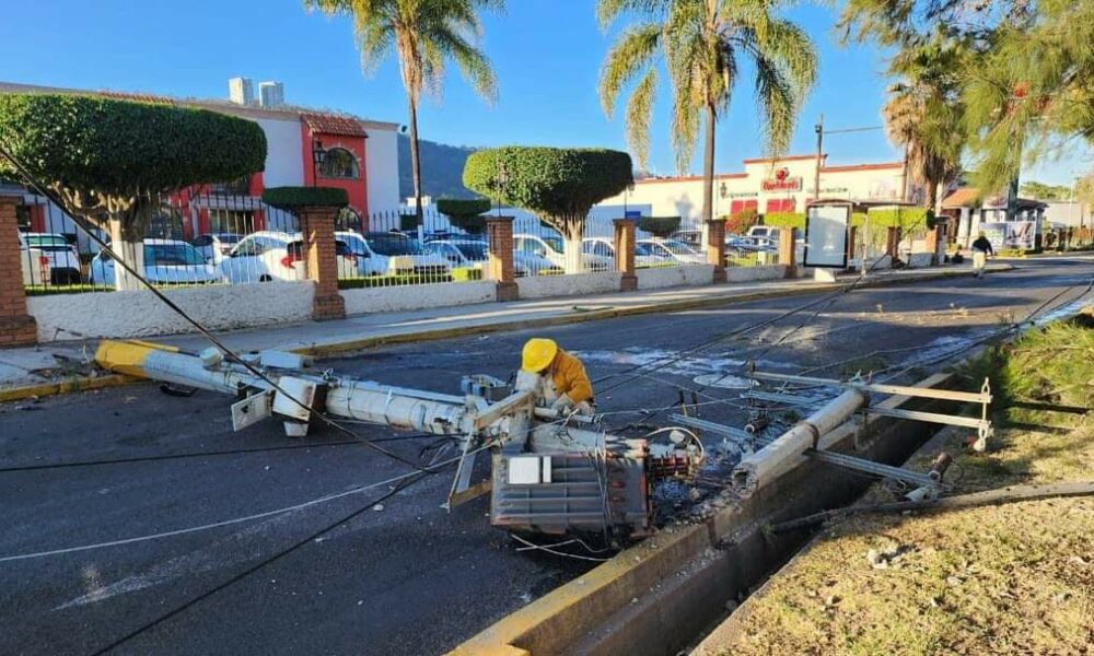 Accidente vial provoca caída de poste de concreto sobre Camelinas