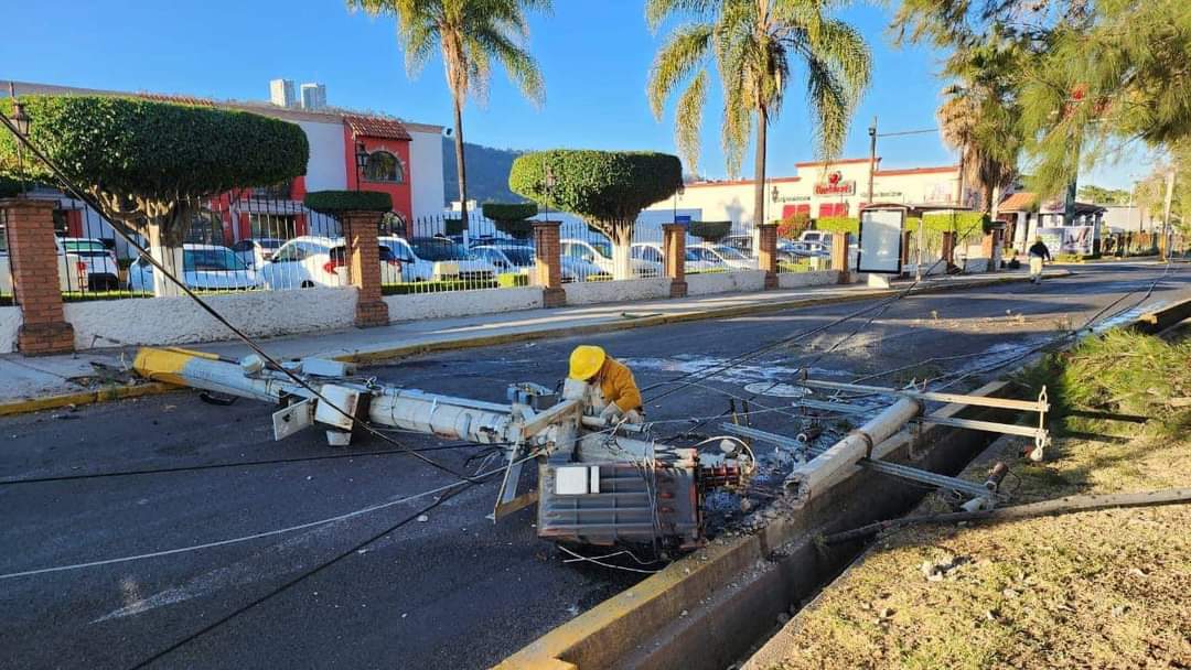 Accidente vial provoca caída de poste de concreto sobre Camelinas