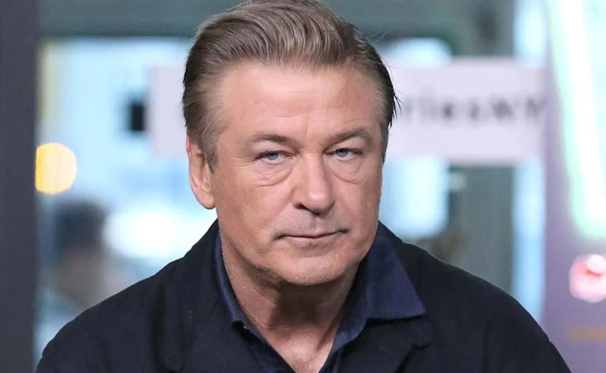 Acusa fiscal a Alec Baldwin de homicidio involuntario