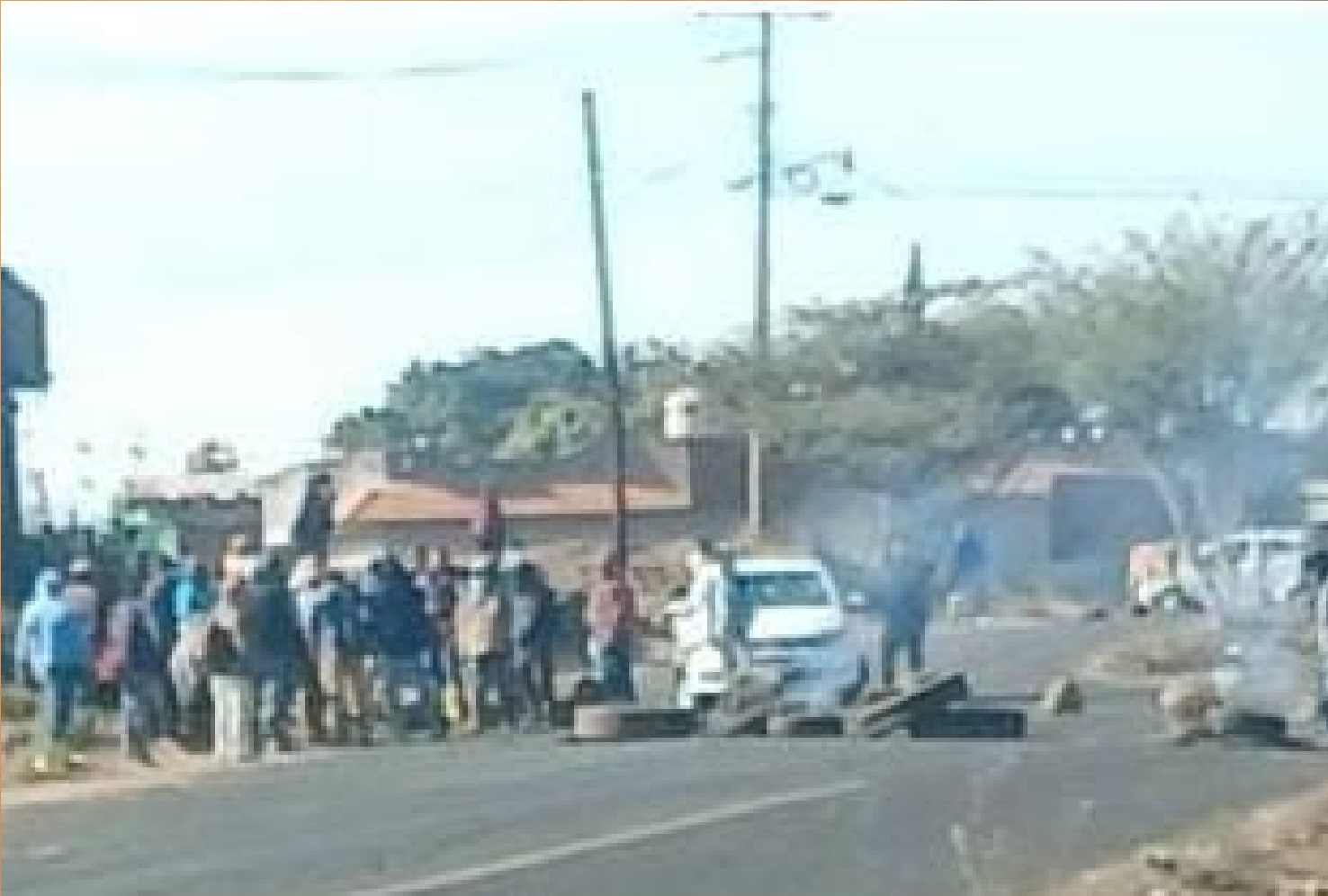 Bloquean comuneros carretera estatal para impedir paso a talamontes