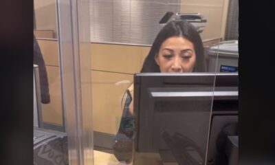 Cajera deposita cliente