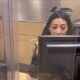 Cajera deposita cliente